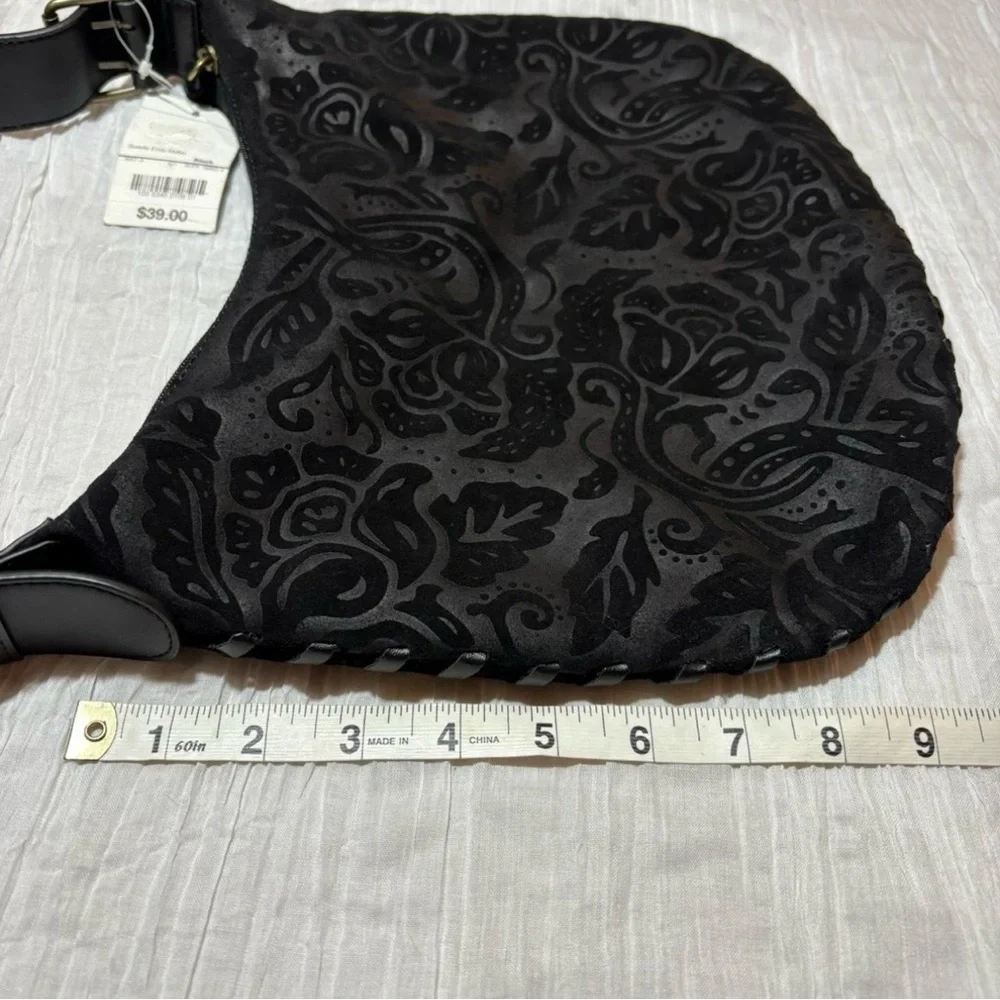Black suede Bisou Bisou embossed design shoulder bag! - Picture 2 of 6